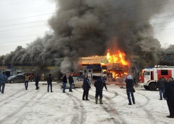 В Обнинске на авторынке произошел крупный пожар. Видео.