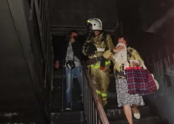 Спасатели эвакуировали жителей девятиэтажки из-за пожара