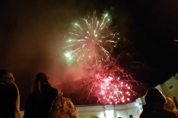 Огненные цветы салюта распустились в небе над Калугой! Видео