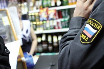 Сотрудник магазина заплатит крупный штраф за продажу алкоголя несовершеннолетнему подростку