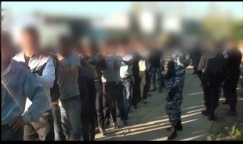 Полицейские задержали нелегальных рабочих в ходе уличного рейда. Видео