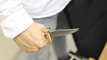 Москвич совершил кражу из офиса, вооружившись ножом