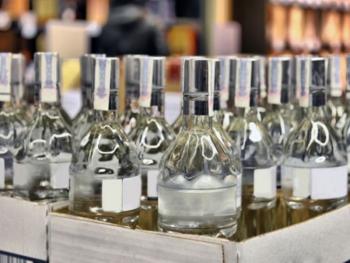Полицейские изъяли у двоих калужан 5000 бутылок поддельного алкоголя