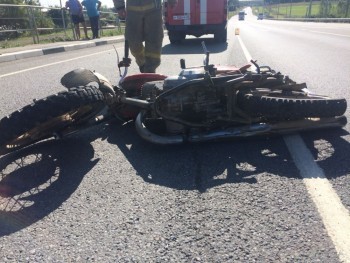 Мотоциклист ранен, пассажир погиб в результате столкновения с фурой