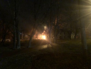 В Азарово горит двухэтажный дом (видео)