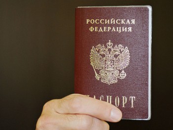 Сотрудница полиции помогла иностранцу незаконно приобрести российское гражданство