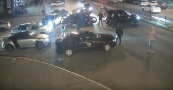 Неизвестные с автоматом перекрыли Кирова, чтобы потанцевать (видео)