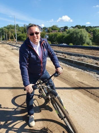 Совмещая приятное с полезным: Дмитрий Денисов на велосипеде контролирует работы на набережной