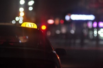 В Калужской области вооруженный рецидивист угнал такси