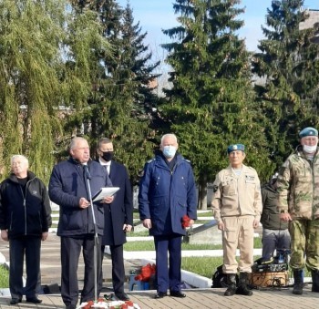 В Калуге прошла торжественная траурная церемония захоронения останков летчика