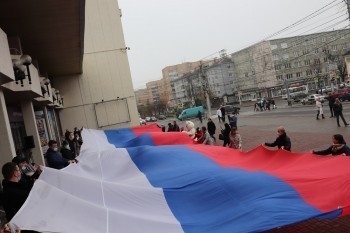 В Калуге развернули гигантский российский флаг 
