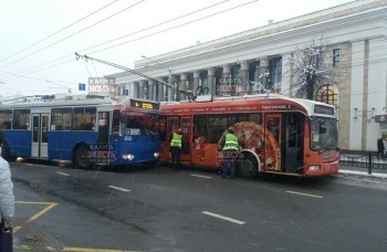 В центре Калуги столкнулись два троллейбуса