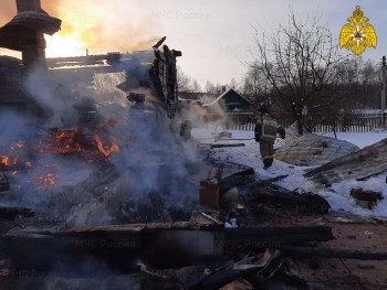 В Калужской области сгорел деревянный дом