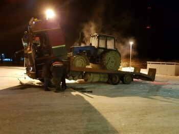 Дорожники помогли трактористу на ночной трассе в -30