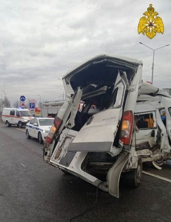 Микроавтобус и грузовик разбились на Киевской трассе
