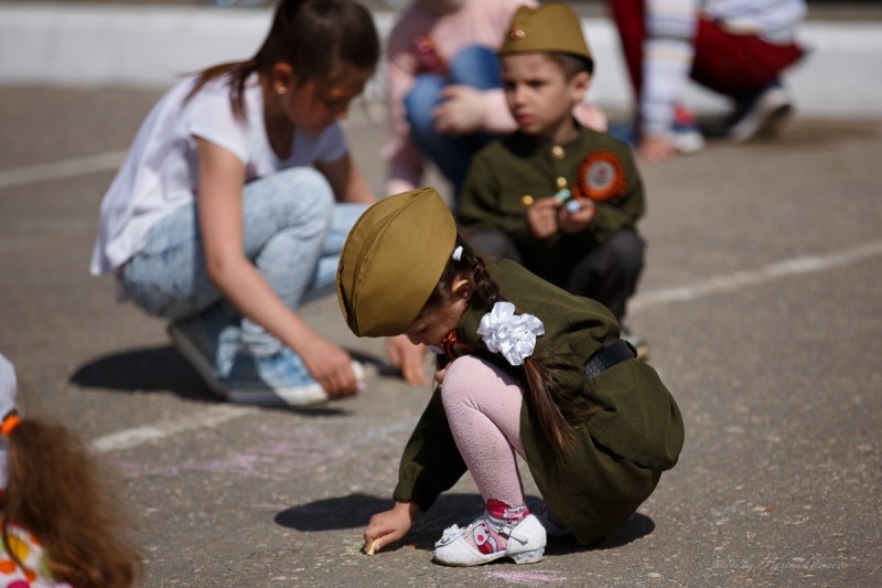 День победы дети в детском саду. Детей наряжают в военную форму. Наряжать детей в военную форму кощунство. Как гуляем на 9 мая. Некоторый говорят зачем детей наряжают в военную форму.