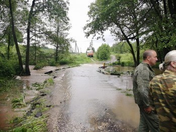 В калужской деревне затопило мост