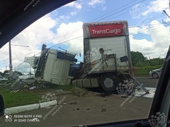 ДТП с фурами парализовало движение на Силикатном