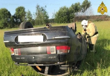 В Бабынинском районе машина съехала в кювет и опрокинулась на крышу