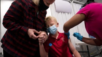 ВОЗ рекомендовала прививать от коронавируса детей от 12 лет