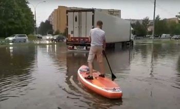 В Калуге вновь затопило улицы, а в Обнинске поплыли на сап-борде (видео)