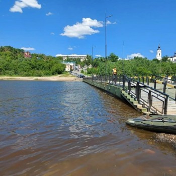 Понтонный мост в Калуге очистили от мусора
