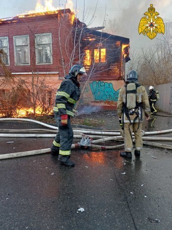 24 пожарных тушили расселенный дом в центре Калуги
