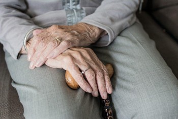 Трудный возраст: сопровождение по ОМС лиц старше 65 лет