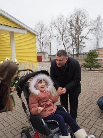 В Калуге девочке из Донбасса подарили коляску