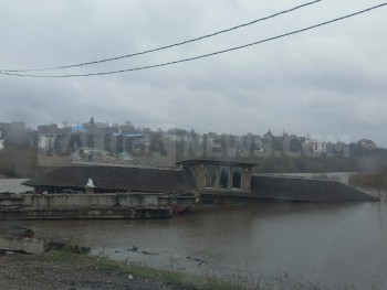 В Калуге затопило плавучий ресторан