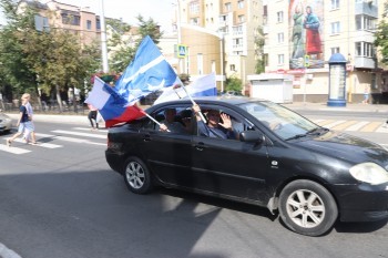 В Калуге День флага РФ отметили автопробегом