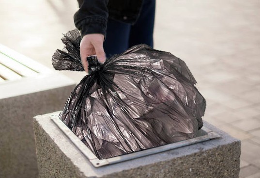 Соседи выкидывают мусор из окна: как бороться и привлечь их к ответственности