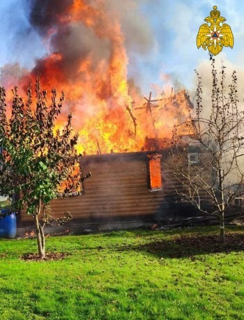 Два жилых дома и склад сгорели в Калужской области