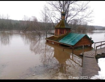 В Калужской области часовня ушла под воду