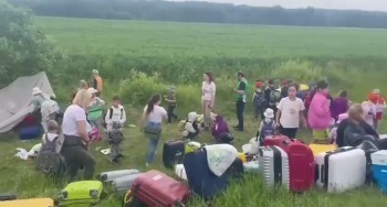 Группу детей из лагеря бросили на трассе в Калужской области