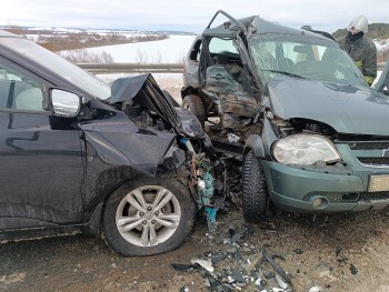 В Калужской области при столкновении Hyundai и Chevrolet Niva пострадали двое мужчин