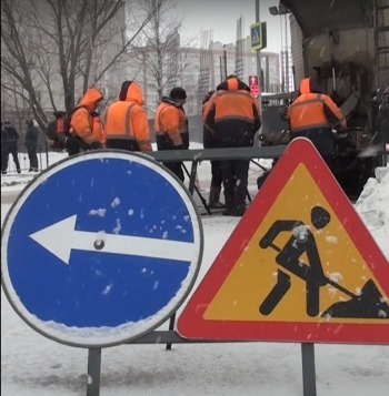 В Калуге в снегопад ремонтируют дороги литым асфальтом