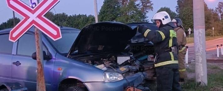 На железнодорожном переезде в Калужской области разбились два автомобиля