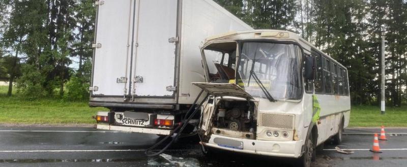 На калужской дороге разбились грузовик и рейсовый автобус