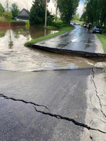 В Калужской области из-за затопления обвалилась дорога