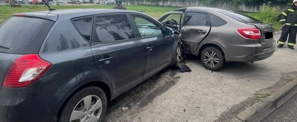 В Калуге на Московской улице столкнулись два автомобиля