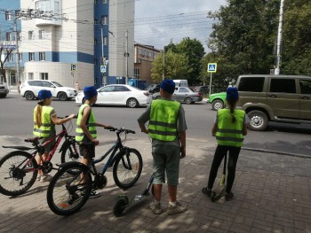 Калужская молодежь учит велосипедистов и владельцев СИМ спешиваться на зебрах