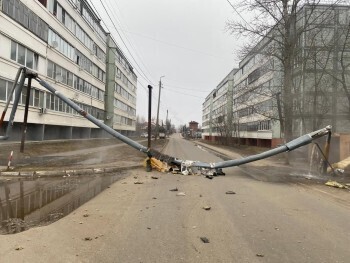 Манипулятор снес трубу над дорогой и оставил людей без отопления