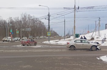 Две женщины пострадали в столкновении двух автомобилей на Правобережье