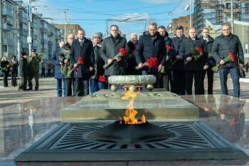 В Калуге возложили цветы у могилы Неизвестного солдата ко Дню защитника Отечества