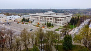 Рыбаки на льдине, гибель женщины на железной дороге и мурал без крестов: главное за день 