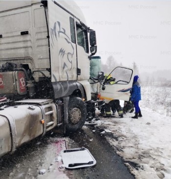 На заснеженной дороге разбились два грузовика