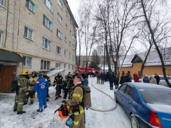 7 человек пострадали на пожаре в многоквартирном доме в Калуге 