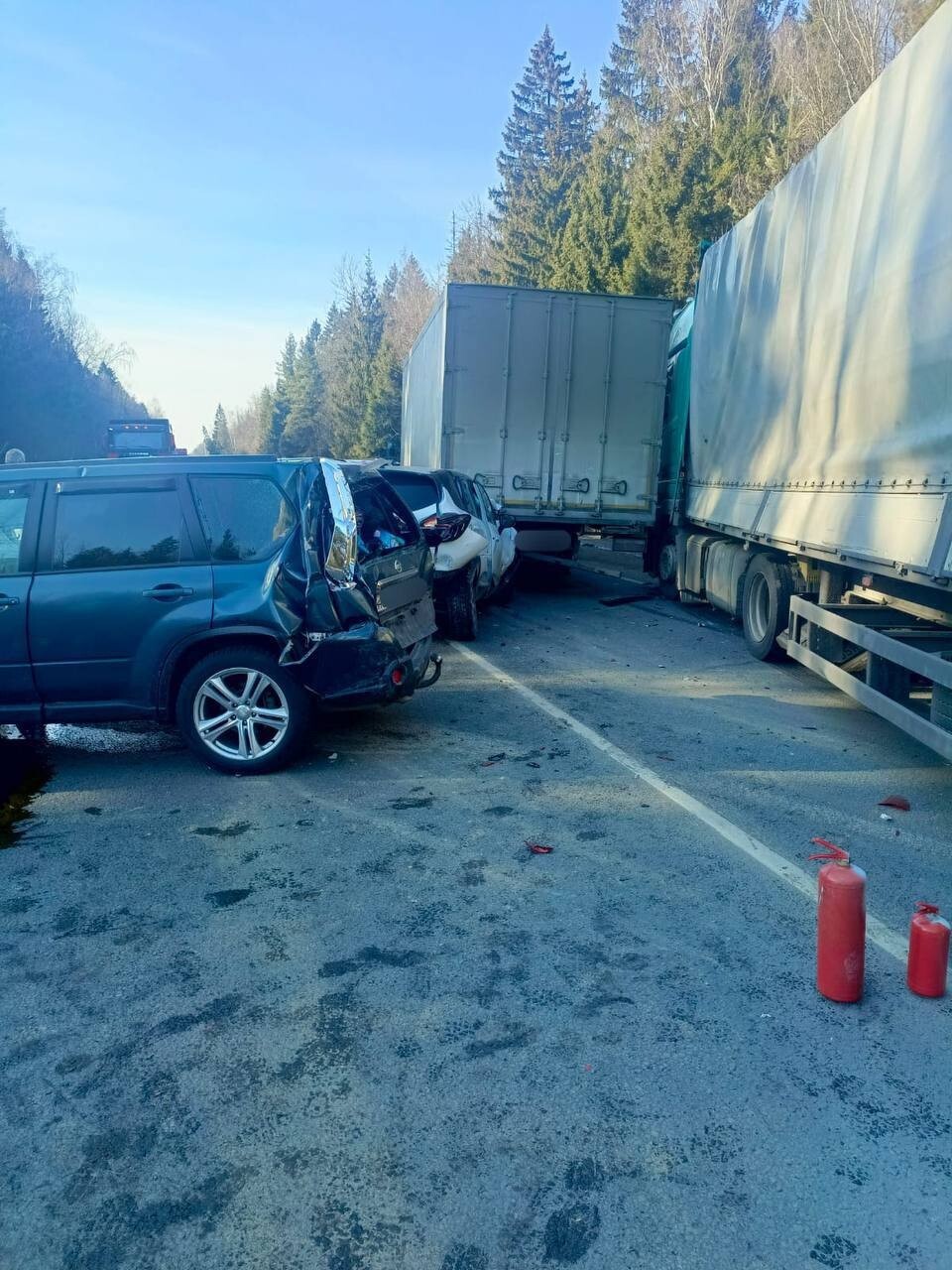 На калужской трассе в массовой аварии семи машин погибли два человека