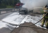 Водитель пострадал в загоревшемся на дороге автомобиле 